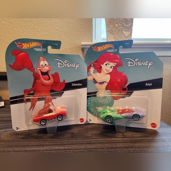 Ariel and Sebastian Hot Wheels set - Picture 2 of 8